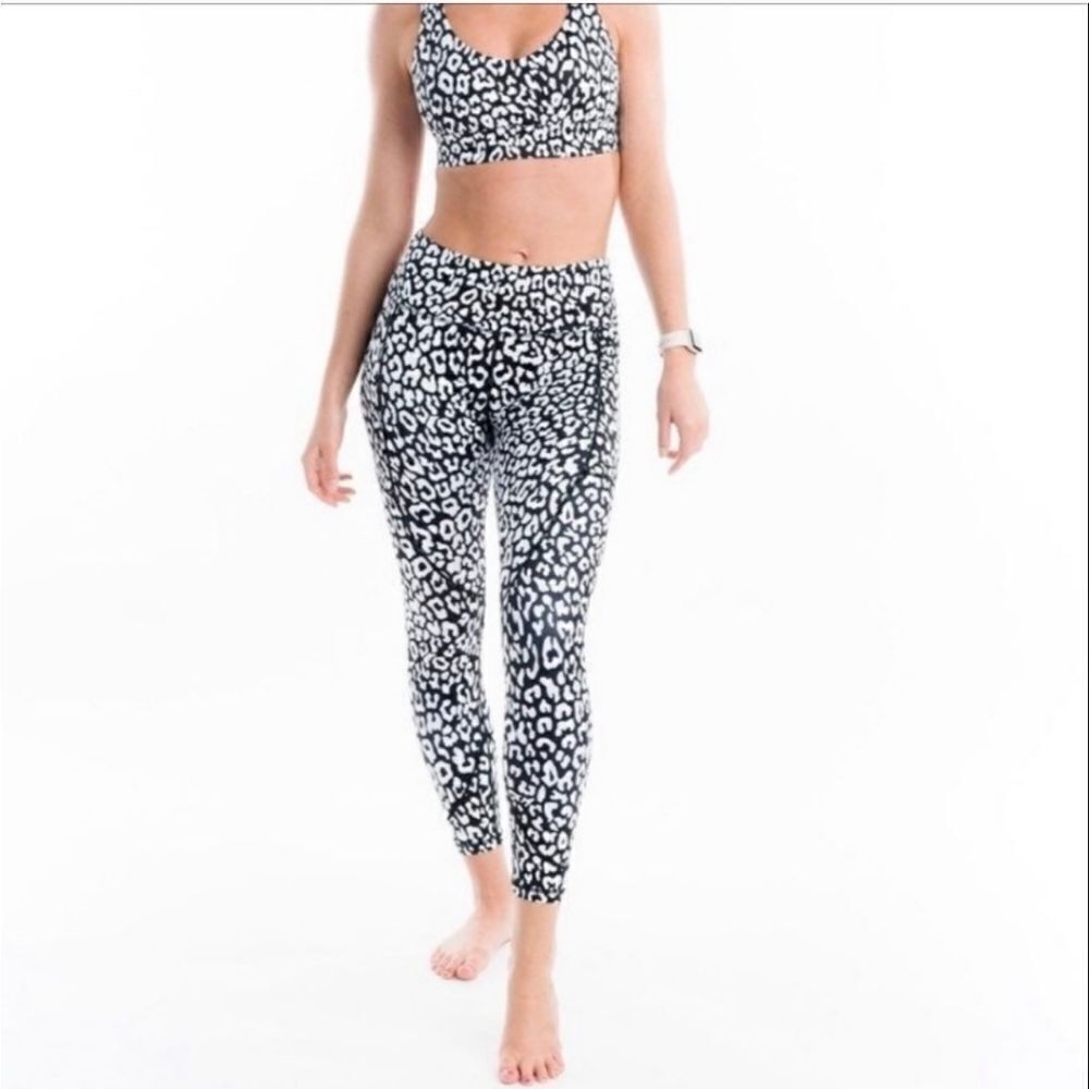 ZYIA Leopard Light N Tight Hi-Rise 7/8 Leggings Size 4 Black & White